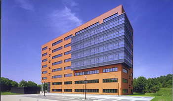 Kantoor in strakke stedebouwkundige reeks te Breda